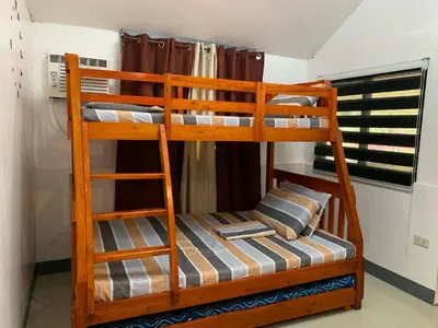 two bunk beds in a room with a window at Amadeo Verde in Amadeo