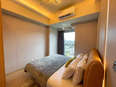 a bedroom with a bed and a window at 1BR Executive Suite Beside Okada & Solaire - 4pax in Manila