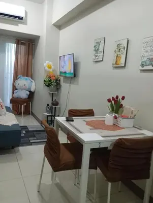 a living room with a white table and chairs at CozyStay by MA-Coast Residences in Manila