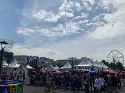 a crowd of people with umbrellas at a carnival at 2mins to Okada near Airport & MOA with Balcony-8E in Manila
