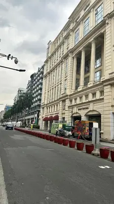 a large building on the side of a street at Newport City across NAIA Terminal 3 by II JDs Aparthotel in Manila