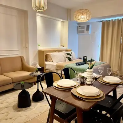 Cozy Staycation Venice with Balcony Mckinley near Bgc