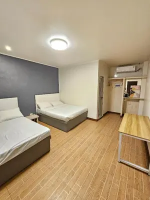 a room with two beds and a table at \ub098\uc774\uc2a4\uace8\ud504\ud154 \uc774\uae00\ub9bf\uc9c0\uace8\ud504\uc7a5 in General Trias