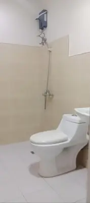 a white bathroom with a toilet and a sink at \ub098\uc774\uc2a4\uace8\ud504\ud154 \uc774\uae00\ub9bf\uc9c0\uace8\ud504\uc7a5 in General Trias