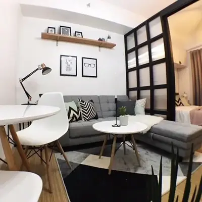 Airy condo w balcony
