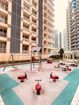 a playground in front of a large building at Venice Luxe Stay, Studio Type, King Bed, 65 TV-Netflix 40\u5e73\u65b9\u56db\u4eba\u516c\u5bd3 \u53a8\u5177\u9f50\u5168 in Manila