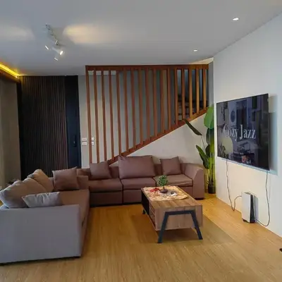 The LakeFront Villa