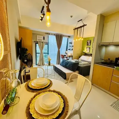 Netflix and WiFi Staycation Viceroy Walk to Venice Grand Canal