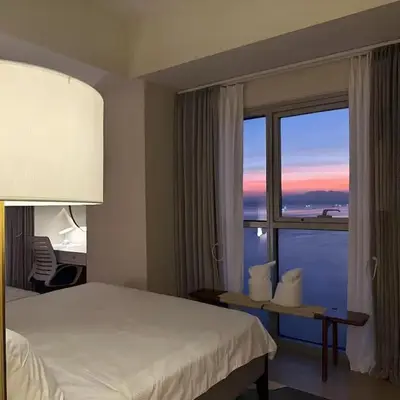Modern 1BR with Balcony Facing Infinity Pool Manila Bay Sunset Near Airports OKADA Solaire MOA