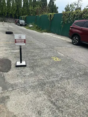 a sign in the middle of a parking lot at Casa En El Sur in Santa Rosa
