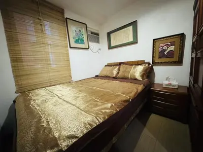 a bedroom with a bed with a wooden head board at \u5eb7\u5bbf \u6674\u7a97\u5c45 Bright Window Room in Sampong