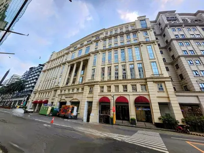 a large building on a city street with a street at Gallardo Condo Stays at Eighty One Newport Boulevard Newport City, Pasay City near NAIA Terminal 3 in Manila
