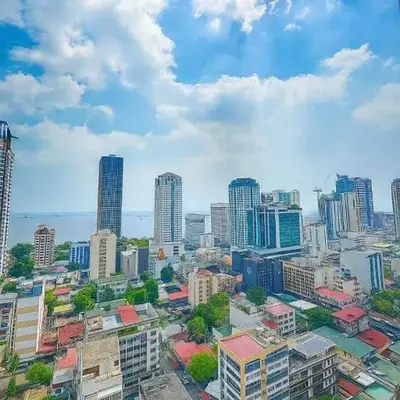 Close by the airports and tourist attractions