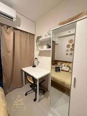 a room with a desk and a bed and a mirror at ElcaPri Staycation Unit 2 - Shore 2 in Manila