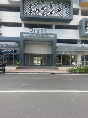 a view of a building with a street in front of it at \u51b0\u5c9b\u5047\u65e5\u516c\u5bd3 in Manila