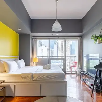 Central Stay w King bed near Greenbelt 55-In TV