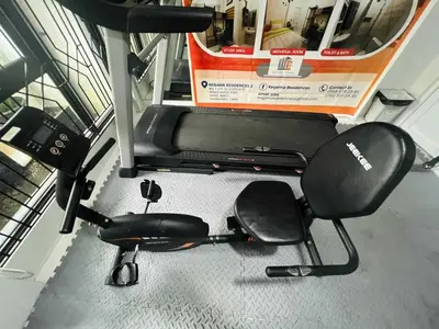 a empty bench in a gym with a box at OYO 1158 Kegama Residences 2 in Cavite
