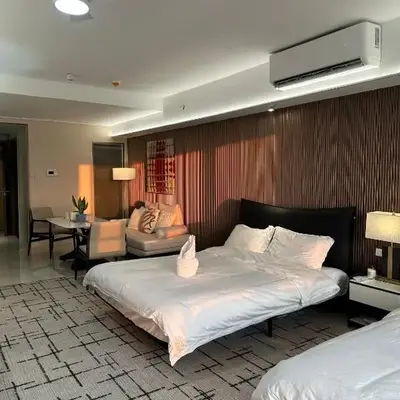Spacious 12-Pax Stay Near Airport