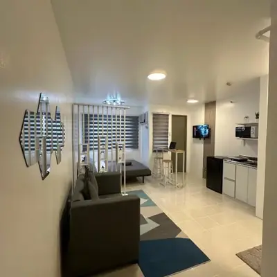 Stylish Minimalist Comfort Stay Beside EK