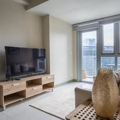 Uptown Parksuites BGC Stylish 2BR Fast WiFi Washer Balcony
