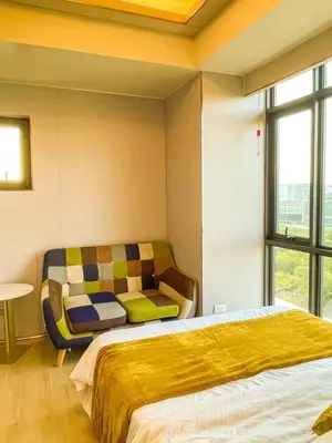 a bedroom with a bed and a couch at Modern 1BR Stay near Solaire, Okada, near Airport in Manila