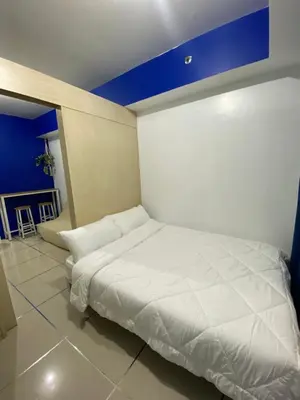 a white bed in a room with a blue ceiling at Sea Residences Santorini Vibes - Reynil in Manila