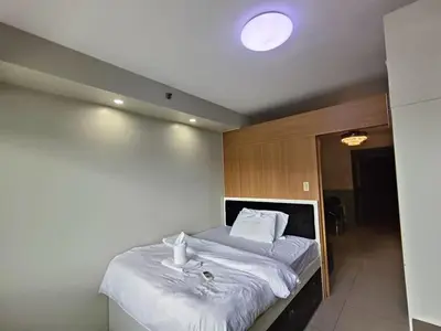 a bedroom with a large white bed in a room at 349B by Premiere Haven Shell Residences in Manila