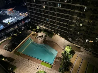 an overhead view of a pool in front of a tall building at Mujihomes - 1BR SMDC Fame Residences Mandaluyong in Manila