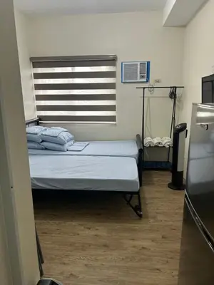 a bedroom with two beds and a window in a room at M&L Condotel in Santo Domingo
