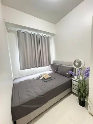 a bedroom with a large bed with a window at Unistay Shore 3 Tower 2 10th floor near MOA and AIRPORT in Manila