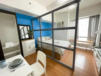 a small room with a bed and a table and a table sidx sidx at 1 BR Condo in Manila near US Embassy & St Lukes in Manila