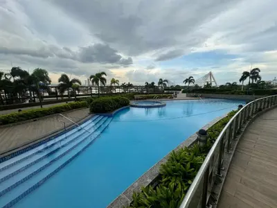 a swimming pool with blue water in a resort at Circulo verde in Manila