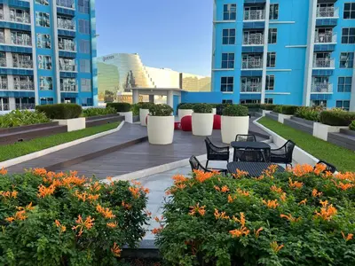 a patio in the middle of a building with benches and flowers at Playful 1BR With Magnificant Bayview Garden View Near Okada Solaire Aiports with Free Parking in Manila