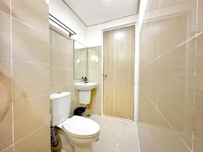 a bathroom with a toilet and a sink at Spacious 2BR Living Rm Shore Res near NAIA MOA in Manila