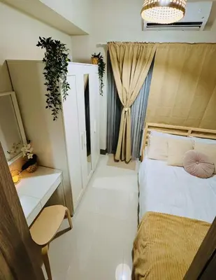 a small bedroom with a bed and a window at Newly-furnished 1BR with Balcony near MRT Mandaluyong in Manila