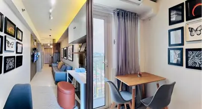 a small living room with a table and chairs at Cozy 1 Bedroom near MOA in Manila