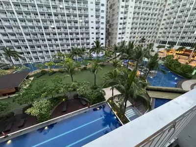 an aerial view of a resort with palm trees and buildings at Sunny side Cityscape C2 RM 1716 Shore Residences by Prime Stay MOA in Manila