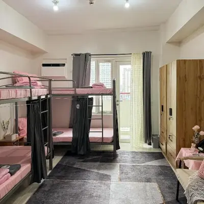 Roomies Spacious Fully Furnished Condo with Balcony and Netflix for 4pax