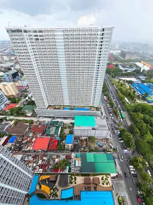an overhead view of a large building in a city at Maison dela Mer SMDC Breeze Residences Pasay in Manila