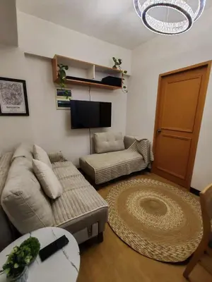 a living room with a couch and a flat screen tv at Cambridge cozy 2BR condo in San Andres