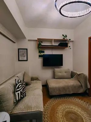 a living room with a couch and a flat screen tv at Cambridge cozy 2BR condo in San Andres