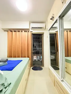 a bedroom with a bed and a window at Dreamstaycation shore residences in Manila