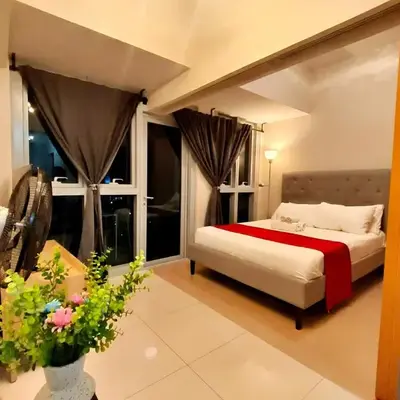 Cozy Modernistic 1 BR with Veranda!