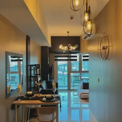 1 Bedroom Luxe in BGC with Balcony & Free Parking