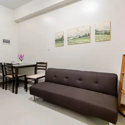Near SM BF & Shopwise SLEX Accessible 2BR for 4