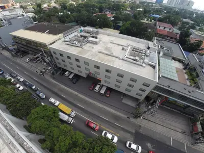 an overhead view of a building with a parking lot at Jinjiang Inn - Makati in Manila