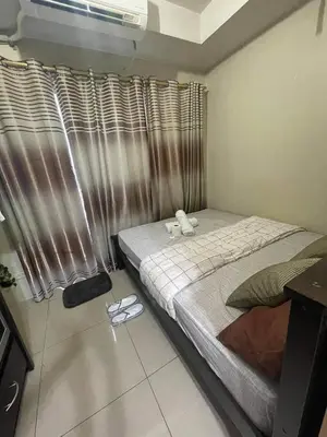 a small bedroom with a bed and a window at Pasay Moa Stay at Shell Residences in Manila