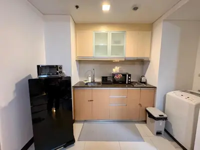 a small kitchen with a sink and a microwave at Stylish 1BR Condo in 101 Newport City Near NAIA in Manila