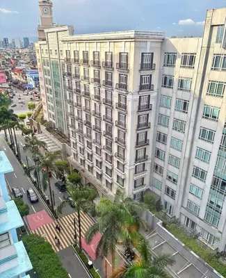 an aerial view of a large building with a clock tower at Stylish 1BR Condo in 101 Newport City Near NAIA in Manila
