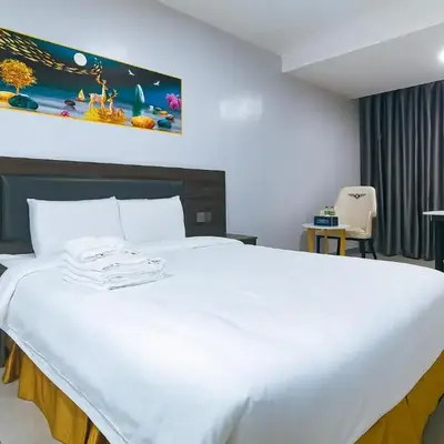 Luna Hotel by RedDoorz near MOA